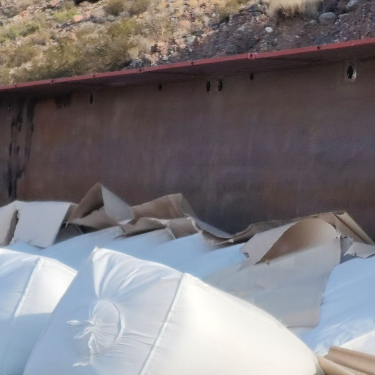 El camión llevaba bolsos de azúcar a granel. El camión llevaba bolsos de azúcar a granel.