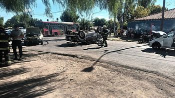 Dos personas resultaron heridas y un auto terminó volcado por un choque múltiple en Maipú Dos personas resultaron heridas y un auto terminó volcado por un choque múltiple en Maipú