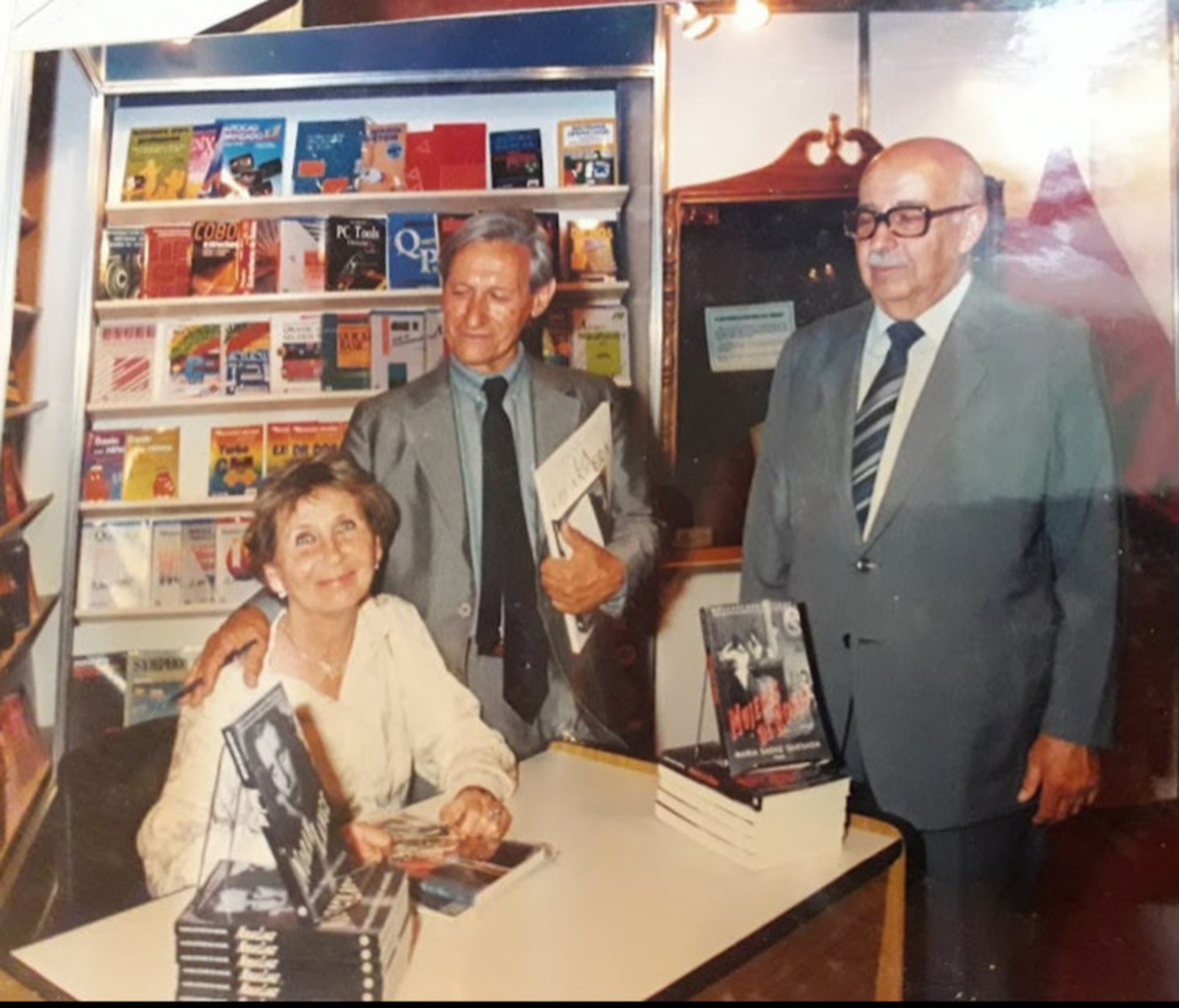 Un stand de la librería García Santos en la Feria del Libro de los '90: la autora María Esther De Miguel, el poeta y arquitecto mendocino Luis Ricardo Casnati y Antonio García Santos. Un stand de la librería García Santos en la Feria del Libro de los '90: la autora María Esther De Miguel, el poeta y arquitecto mendocino Luis Ricardo Casnati y Antonio García Santos.