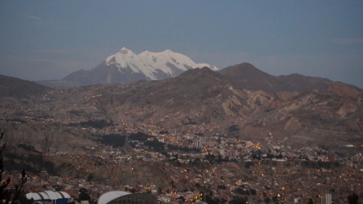 Illimani, una montaña cercana a la ciudad boliviana de La Paz. La disminución de los niveles de hielo de su cima está afectando a las aguas del lago Titicaca (Imagen: Pablo Andrés Rivero, Flickr, CC BY NC ND) Illimani, una montaña cercana a la ciudad boliviana de La Paz. La disminución de los niveles de hielo de su cima está afectando a las aguas del lago Titicaca (Imagen: Pablo Andrés Rivero, Flickr, CC BY NC ND)