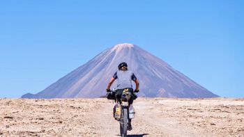 La ruta de ensueño para andar en bicicleta: entre volcanes, salares y manantiales esta travesía es única La ruta de ensueño para andar en bicicleta: entre volcanes, salares y manantiales esta travesía es única
