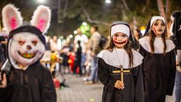 La avenida Arístides se vio colmada de gente de todas las edades celebrando Halloween con disfraces alusivos. Los niños, los que más se prendieron. La avenida Arístides se vio colmada de gente de todas las edades celebrando Halloween con disfraces alusivos. Los niños, los que más se prendieron.