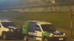 Un tiroteo entre dos delincuentes y una policía en un colectivo dejó un muerto