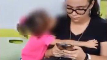 Una niña dice a su madre que tiene hambre y frío, pero ella la ignora