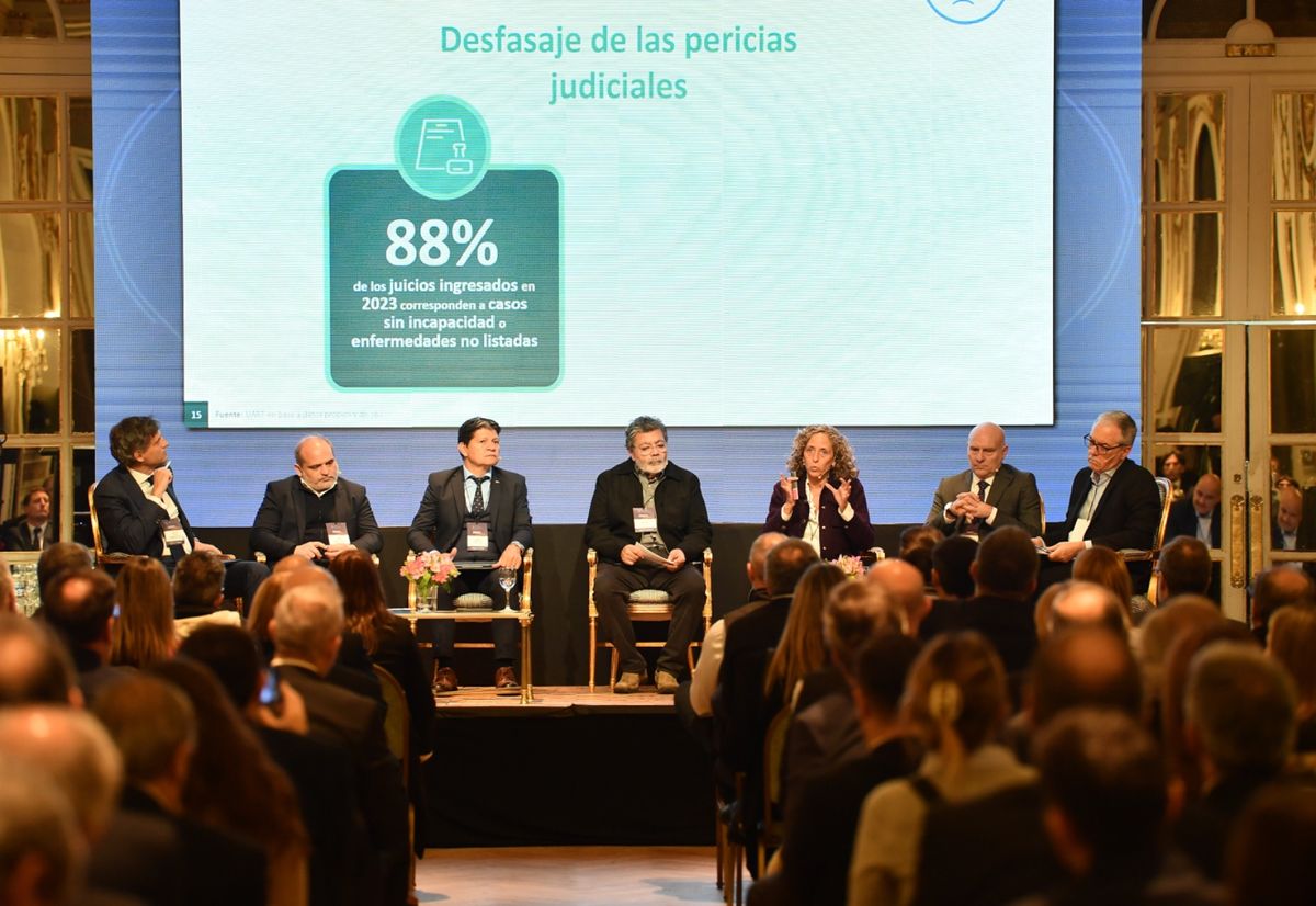 El coloquio en el que participó Dalmiro Garay fue organizado por el Centro de Investigaciones para el Desarrollo del Seguro (CIDES). El coloquio en el que participó Dalmiro Garay fue organizado por el Centro de Investigaciones para el Desarrollo del Seguro (CIDES).