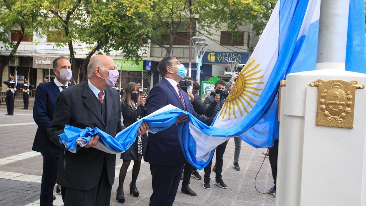 El senador radical Juan Carlos Jaliff (con la bandera en la mano) en el inicio de la Asamblea Legislativa del año pasado.