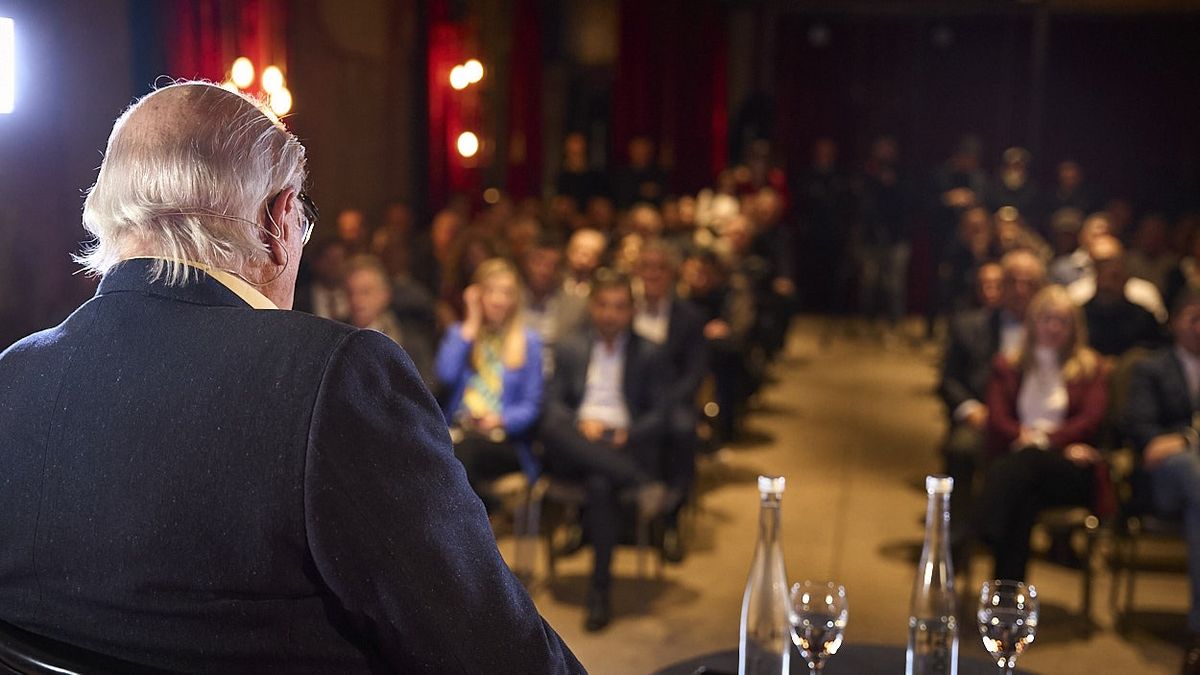 Ante empresarios y políticos locales, Osvaldo Granados analizó la economía del país. Este viernes se encontrará con su audiencia de Radio Nihuil en la Nave Cultural. Ante empresarios y políticos locales, Osvaldo Granados analizó la economía del país. Este viernes se encontrará con su audiencia de Radio Nihuil en la Nave Cultural.