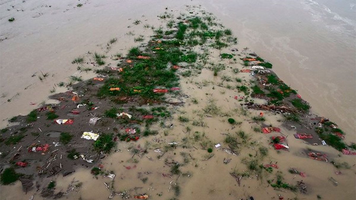 Covid en el mundo: en un río de India aparecen cadáveres