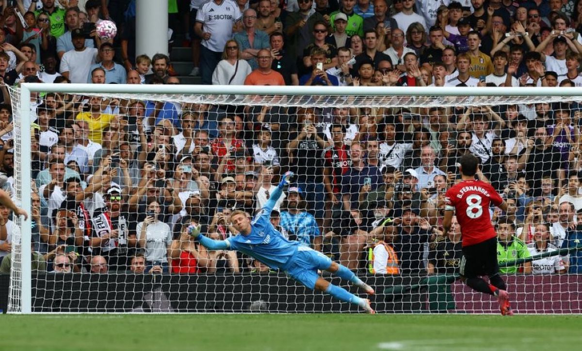 La pelota se fue muy por encima del travesaño.