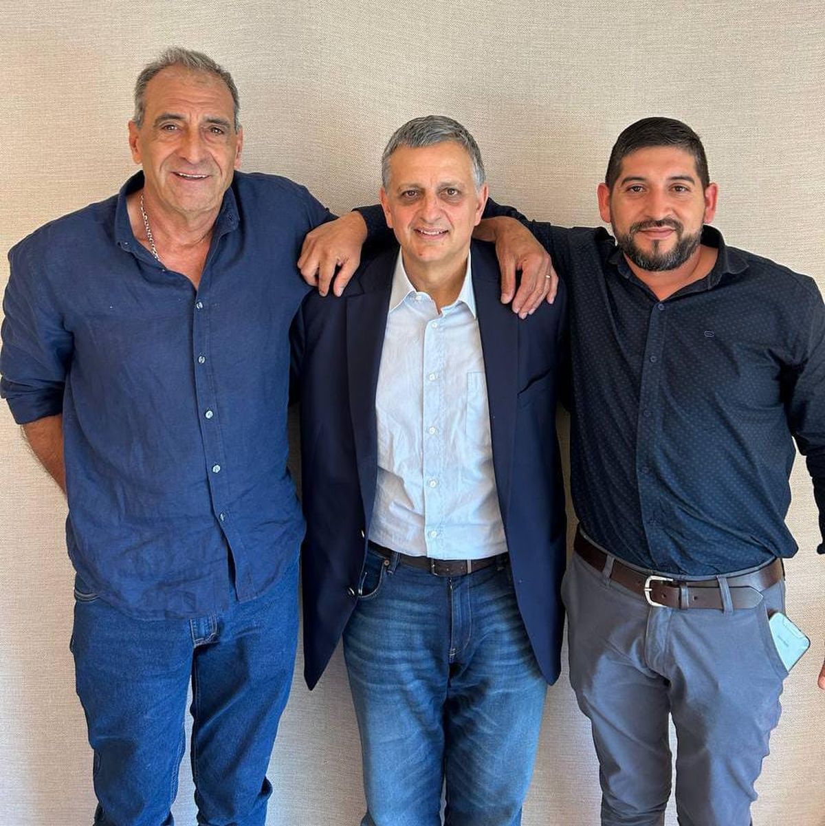 Julián Matamala, secretario general del gremio de Personal Jerárquico de petróleo y gas de Cuyo (de camisa azul), junto al futuro presidente de YPF, Horacio Marín (al medio) y Sebastián Aguilar, secretario gremial del sindicato. Julián Matamala, secretario general del gremio de Personal Jerárquico de petróleo y gas de Cuyo (de camisa azul), junto al futuro presidente de YPF, Horacio Marín (al medio) y Sebastián Aguilar, secretario gremial del sindicato.