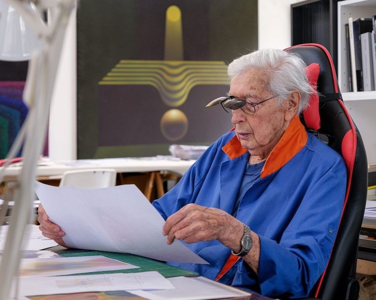 Julio Le Parc, trabajando en su estudio en París, Francia. A través de sus redes va mostrando los proyectos que lo mantienen activo. Julio Le Parc, trabajando en su estudio en París, Francia. A través de sus redes va mostrando los proyectos que lo mantienen activo.