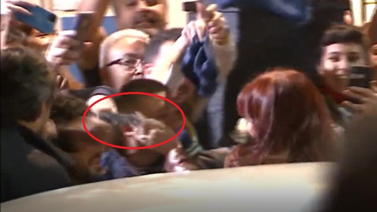 El momento en que el que Fernando André Sabag Montiel (35) pone un arma frente al rostro de Cristina Kirchner.