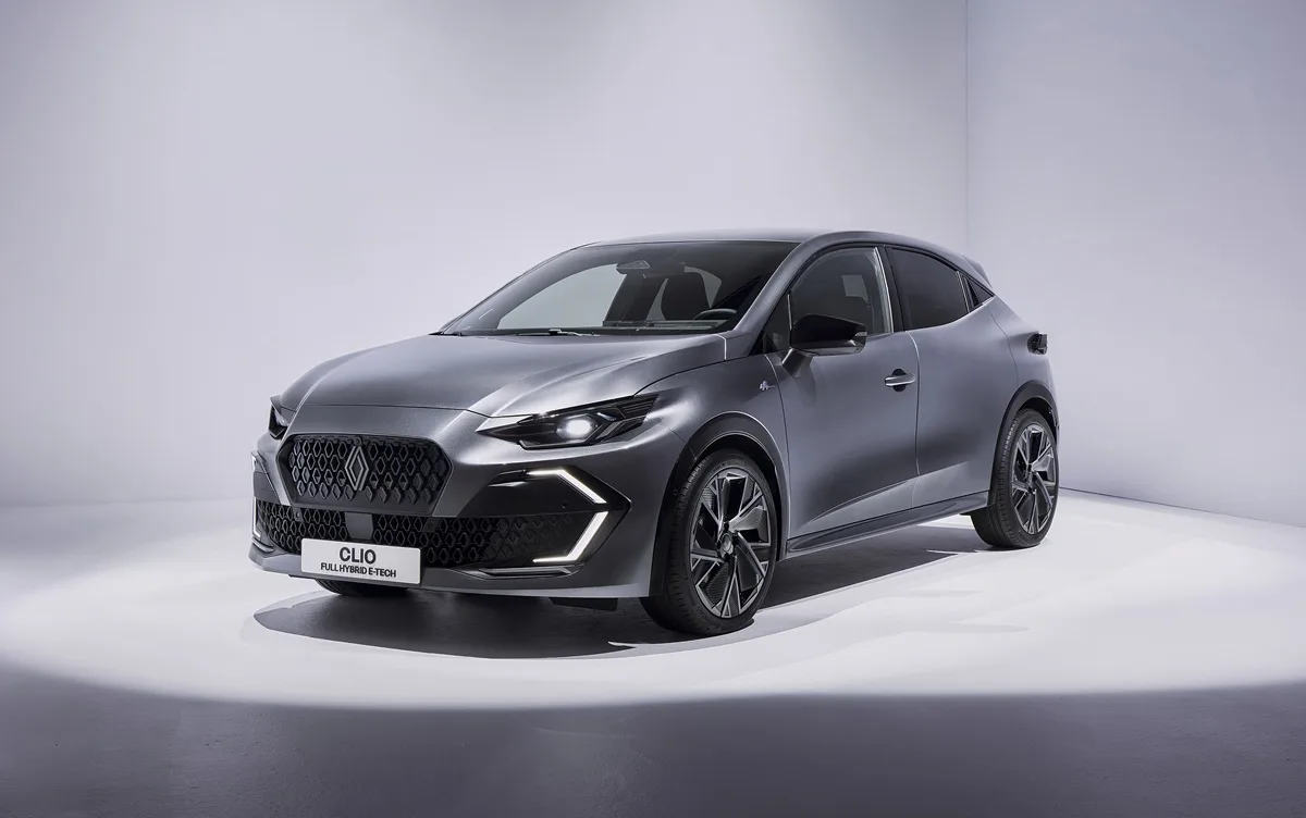 La nueva versión de este Renault no fue del todo aceptada por los aficionados. La nueva versión de este Renault no fue del todo aceptada por los aficionados.