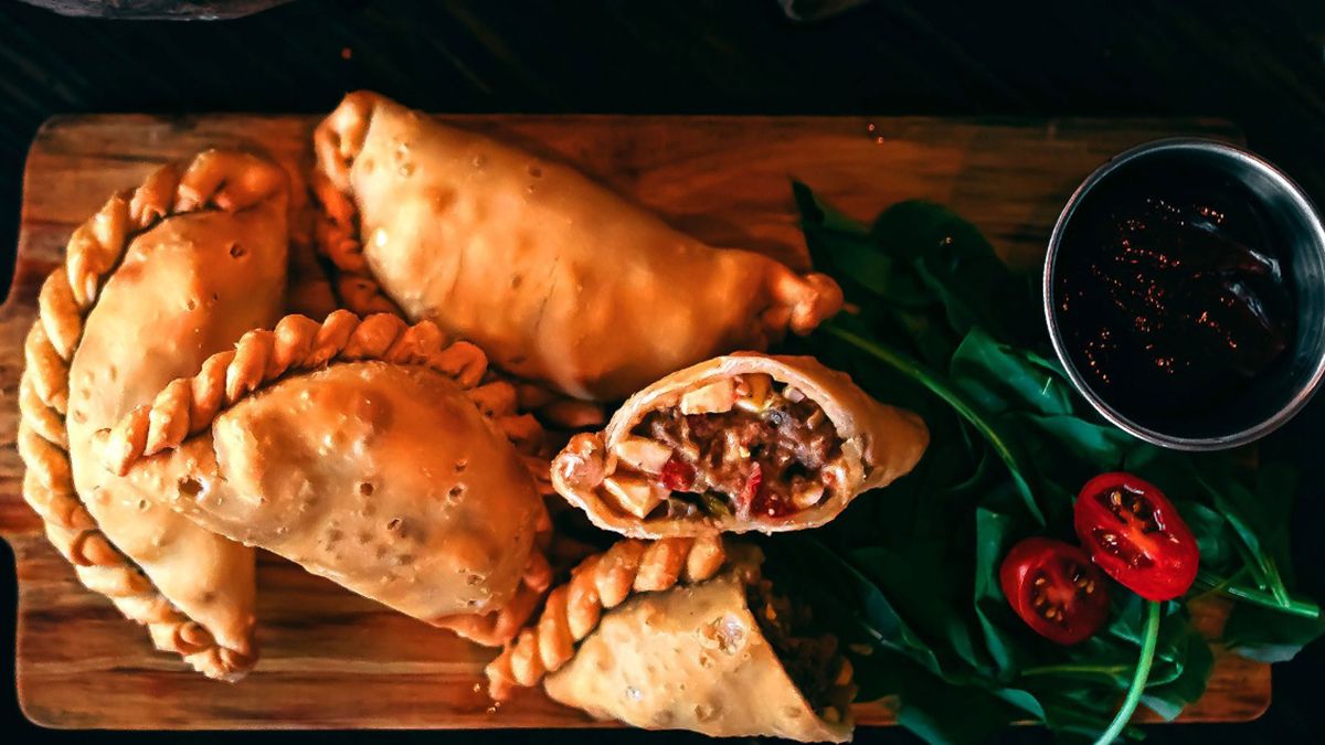 Las empanadas de carne contada a cuchillo es una de las especialidades de El Ferroviario, la parrilla de Liniers Las empanadas de carne contada a cuchillo es una de las especialidades de El Ferroviario, la parrilla de Liniers