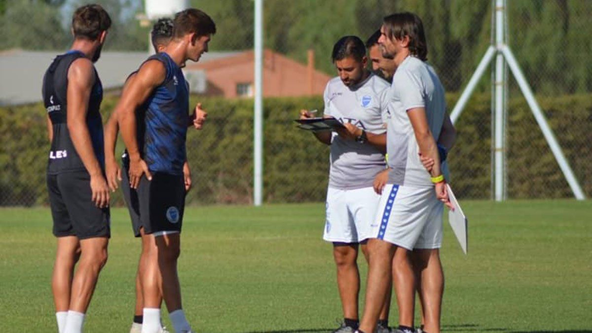 Diego Martínez sigue al frente del plantel de Godoy Cruz.