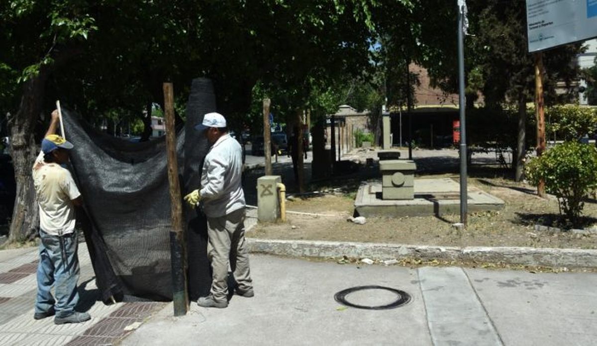 Este jueves comenzó a hacerse el cierre perimetral del lugar donde se construirá la nueva plaza dedicada al enoturismo.