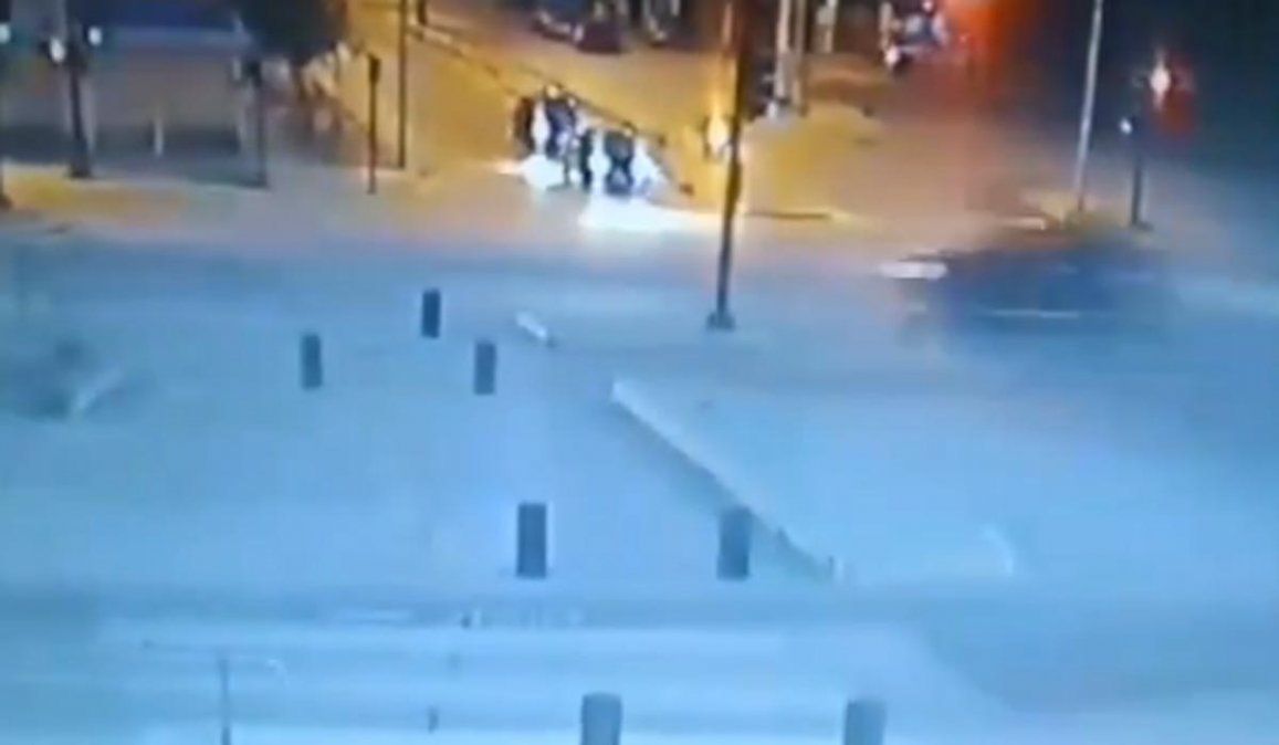 Brutal accidente en Neuquén: un joven en skate fue atropellado y voló varios metros por el aire