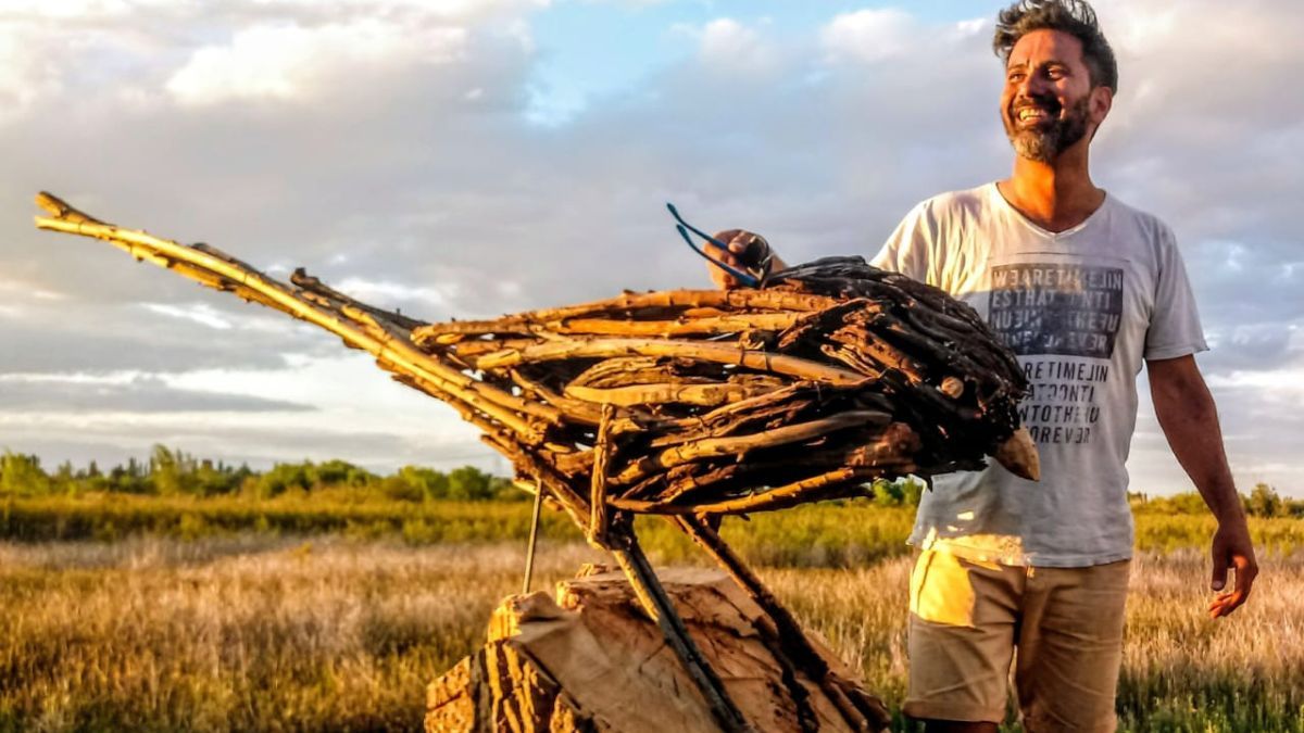 Hacer arte con lo que la naturaleza ofrece y darle una segunda oportunidad a los materiales, de esto se trata la obra de Alejandro Zalazar Correa