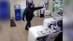 Video: quiso asaltar y terminó rociado con un extinguidor y golpeado con una silla