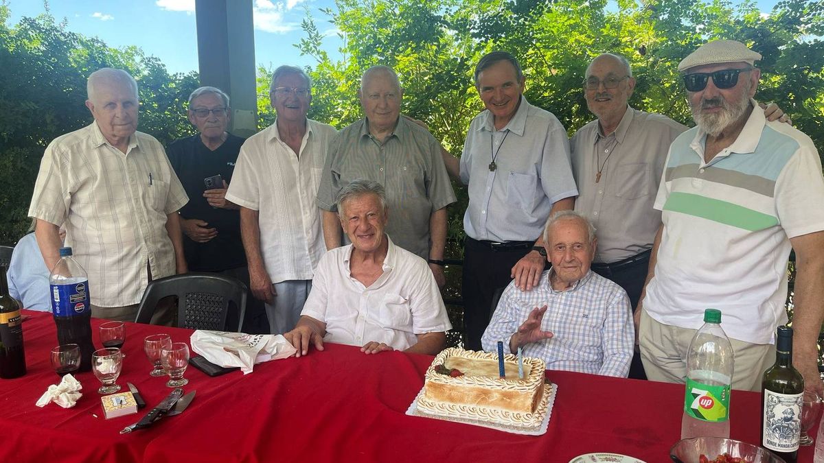 La comunidad del colegio de los hermanos Maristas celebró con alegría los 100 años de Felipe, educador, profesor y catequista en numerosas generaciones. La comunidad del colegio de los hermanos Maristas celebró con alegría los 100 años de Felipe, educador, profesor y catequista en numerosas generaciones.