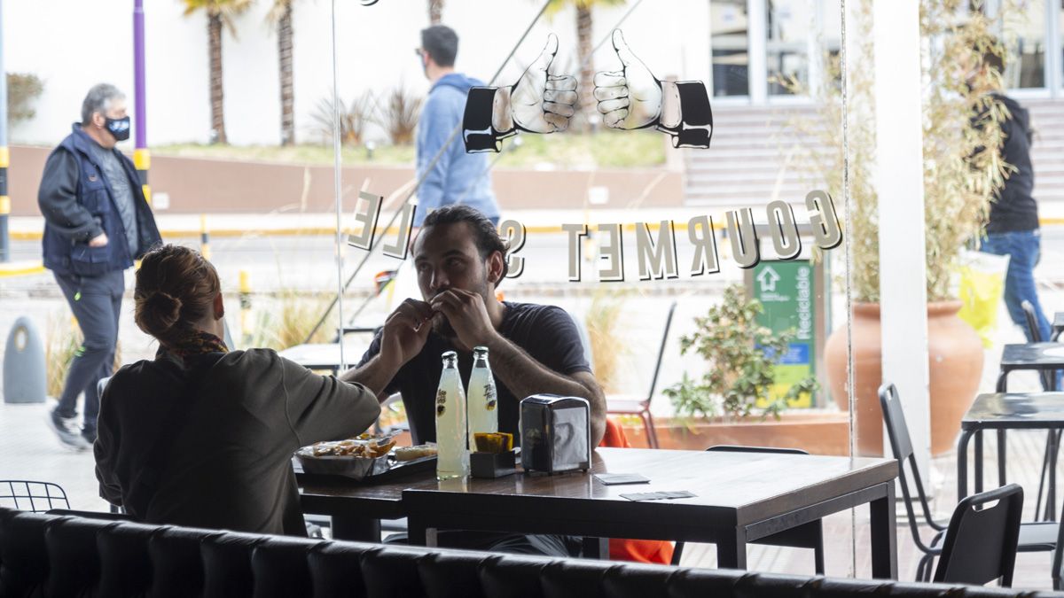 En las nuevas restricciones en Mendoza, Rodolfo Suarez evalúa que los restoranes que tengan mesas en veredas o terrazas puedan mantener esos sectores abiertos.