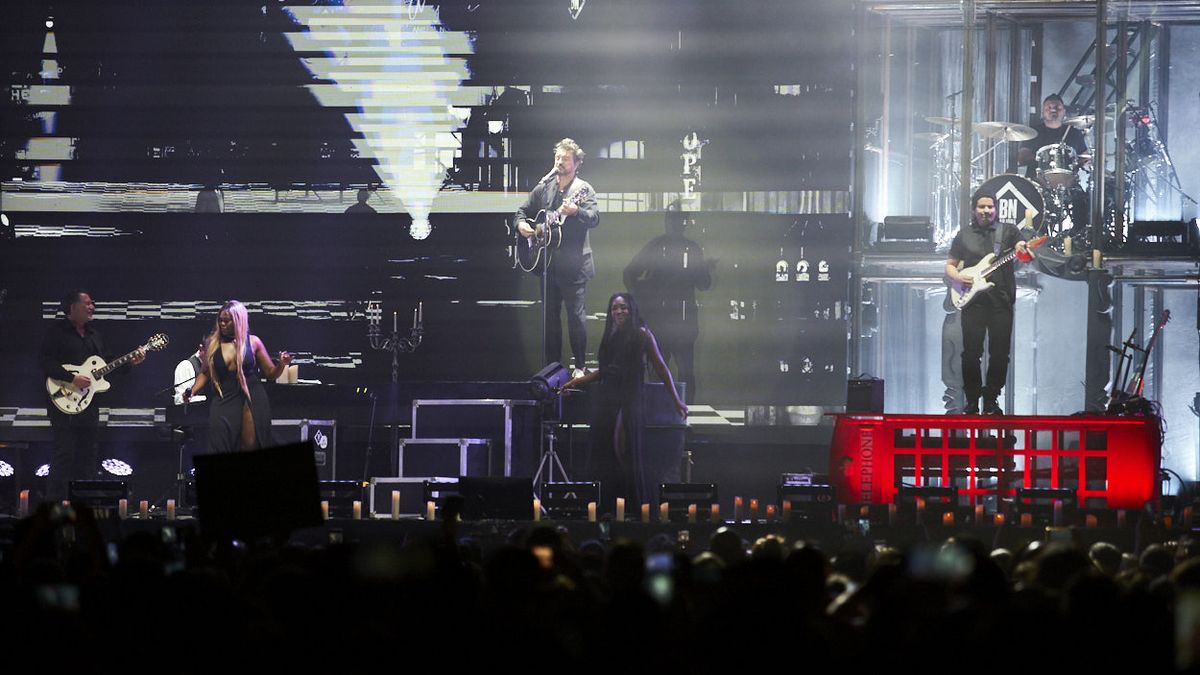 Ricardo Arjona volvió a Mendoza, redobló la apuesta y fascinó con su concierto. Blanco y Negro