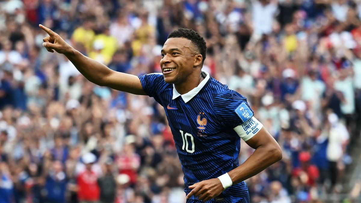 Kylian Mbappé sumó de a dos y quedó con 16 goles en los Mundiales, a dos de Lionel Messi, máximo anotador; e igualando a Klose. Kylian Mbappé sumó de a dos y quedó con 16 goles en los Mundiales, a dos de Lionel Messi, máximo anotador; e igualando a Klose.