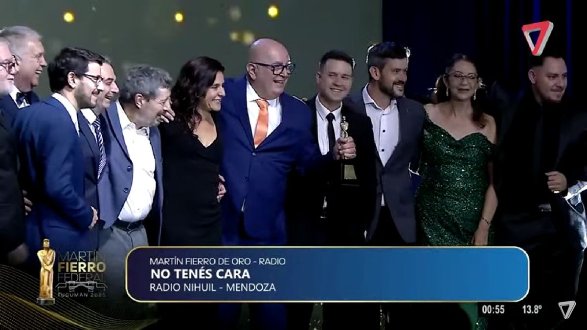 El equipo de Radio Nihuil subió a recibir el Martín Fierro Federal de Oro.