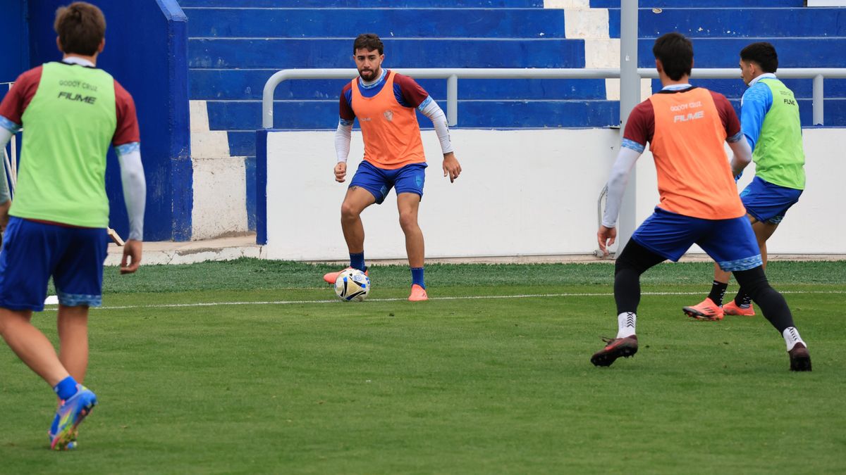 Godoy Cruz se prepara para jugar en el Gambarte ante Gimnasia y Esgrima La Plata..