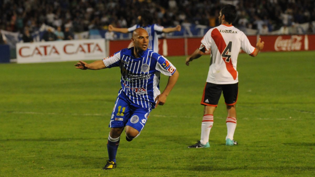 César Carranza y un gol a River para Godoy Cruz en 2010.
