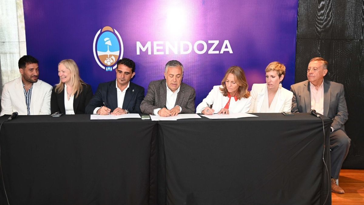 El gobernador Alfredo Cornejo en el momento de firmar el convenio junto a funcionarios de la provincia y de la Nación. El gobernador Alfredo Cornejo en el momento de firmar el convenio junto a funcionarios de la provincia y de la Nación.