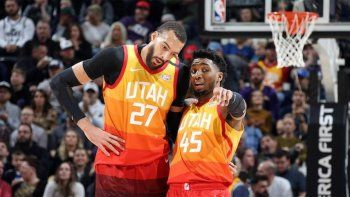 Un grupo de jugadores se oponen al comienzo de la NBA