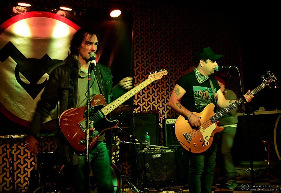 Noche stone junto a Dos Intoxicados, La Posta y Humo Espeso