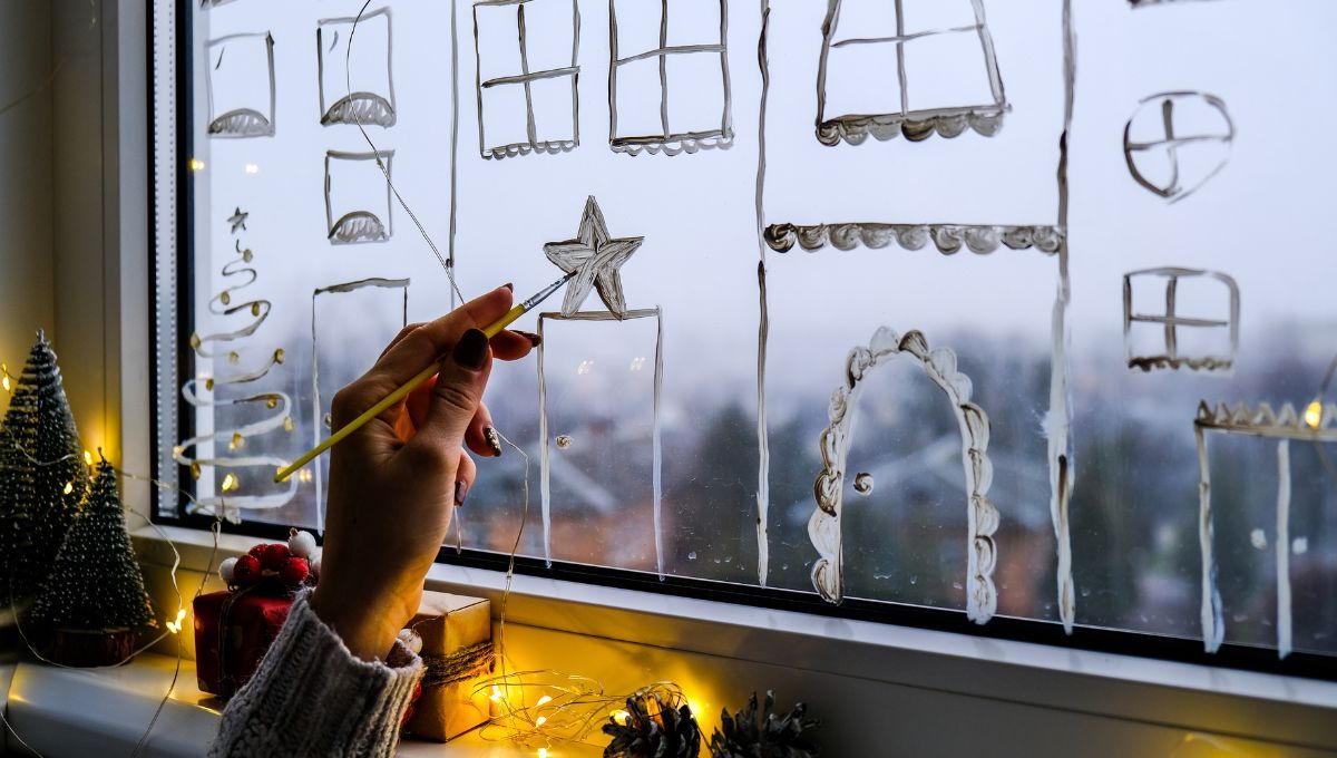 Cómo hacer en casa una mezcla para pintar ventanas con diseños navideños