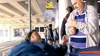 10 millones de dólares por negarse a trasladar a mujer obesa