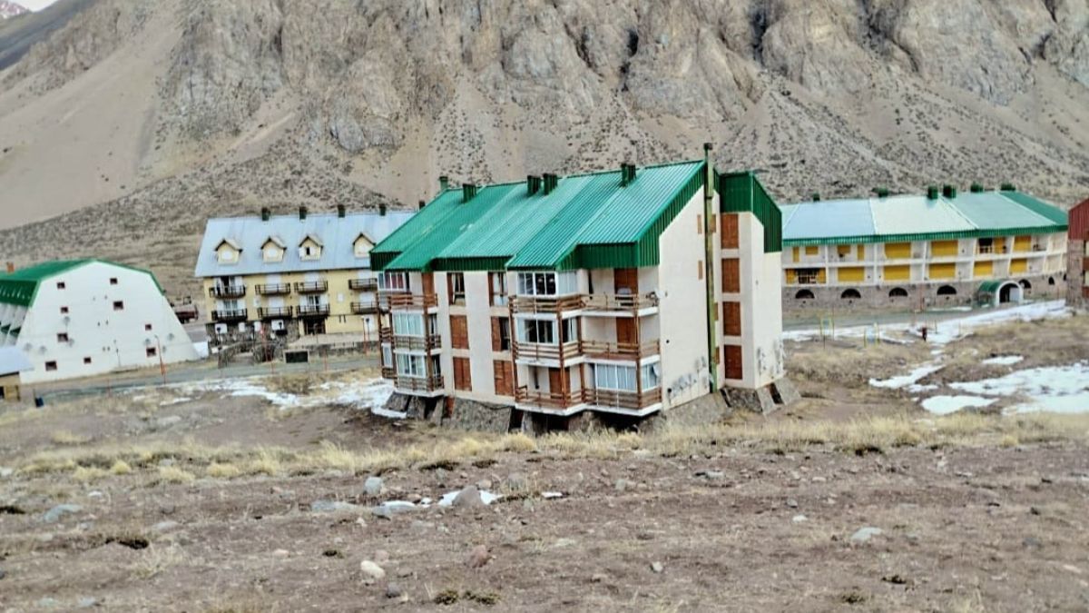 Poco movimiento se ha podido sentir en la zona de alta montaña debido a las pocas nevadas de los últimos días, como en Penitentes. Poco movimiento se ha podido sentir en la zona de alta montaña debido a las pocas nevadas de los últimos días, como en Penitentes.
