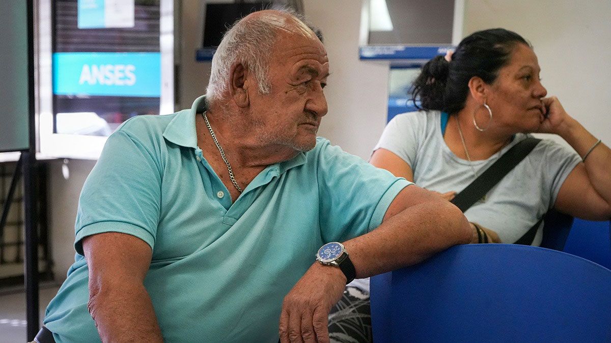 ANSES y Milei confirmaron los grupos que van a recibir el bono de $70.000 en enero 2025