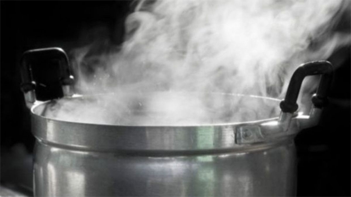 Violento. Se quejaron de la comida y el gerente les tiró agua hirviendo.