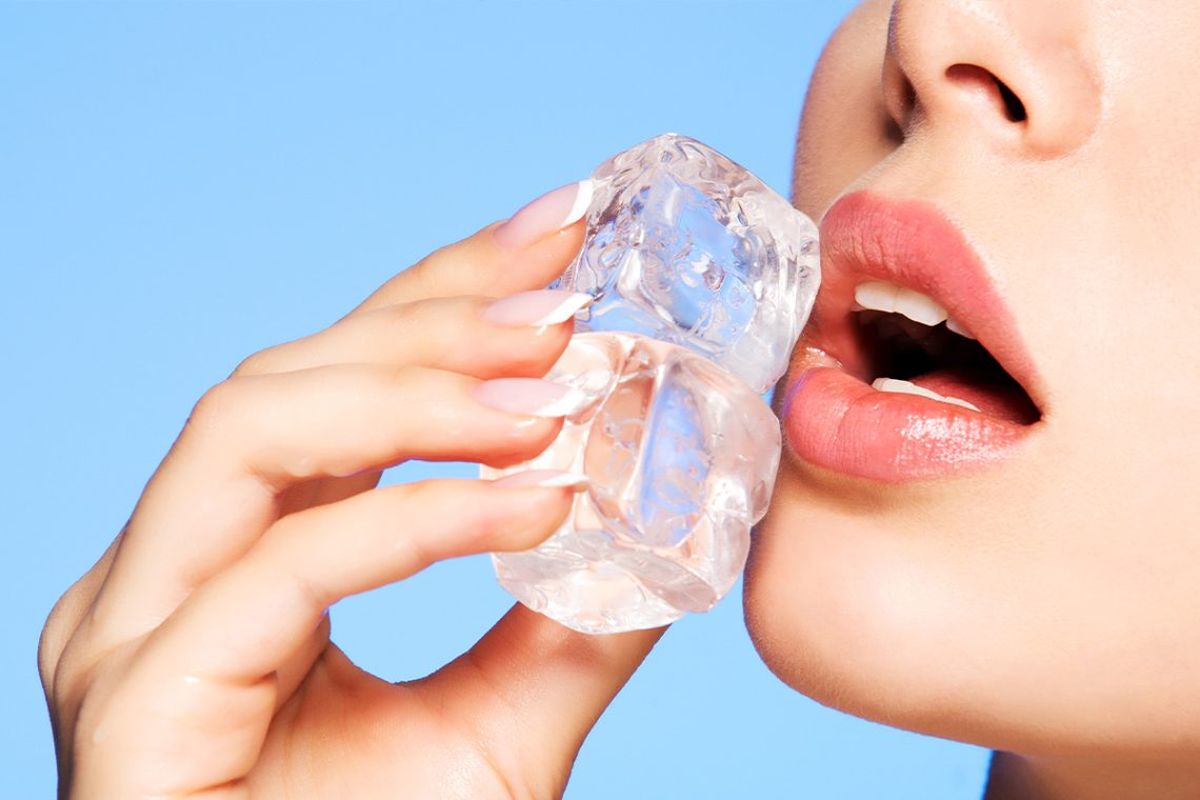 Beneficios y riesgos de ponerse hielo en el rostro Beneficios y riesgos de ponerse hielo en el rostro