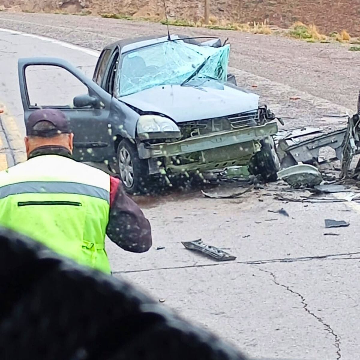 Así quedó el Renault Clio en el que viajaban los mendocinos.