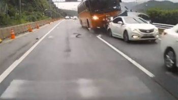 El video de un brutal accidente de un colectivo en Corea del Sur