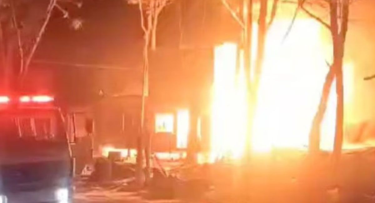 El incendio de una vivienda provocó la muerte de tres jóvenes hermanos mientras que sus padres sufrieron graves quemaduras El incendio de una vivienda provocó la muerte de tres jóvenes hermanos mientras que sus padres sufrieron graves quemaduras