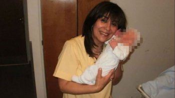 Hallaron a una ginecóloga muerta y semidesnuda en el patio de su casa