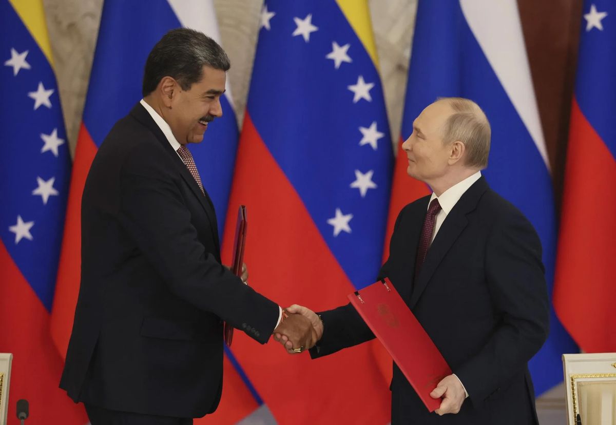 El presidente de Venezuela, Nicolás Maduro y el de Rusia, Vladimir Putin se estrechan las manos (Archivo).