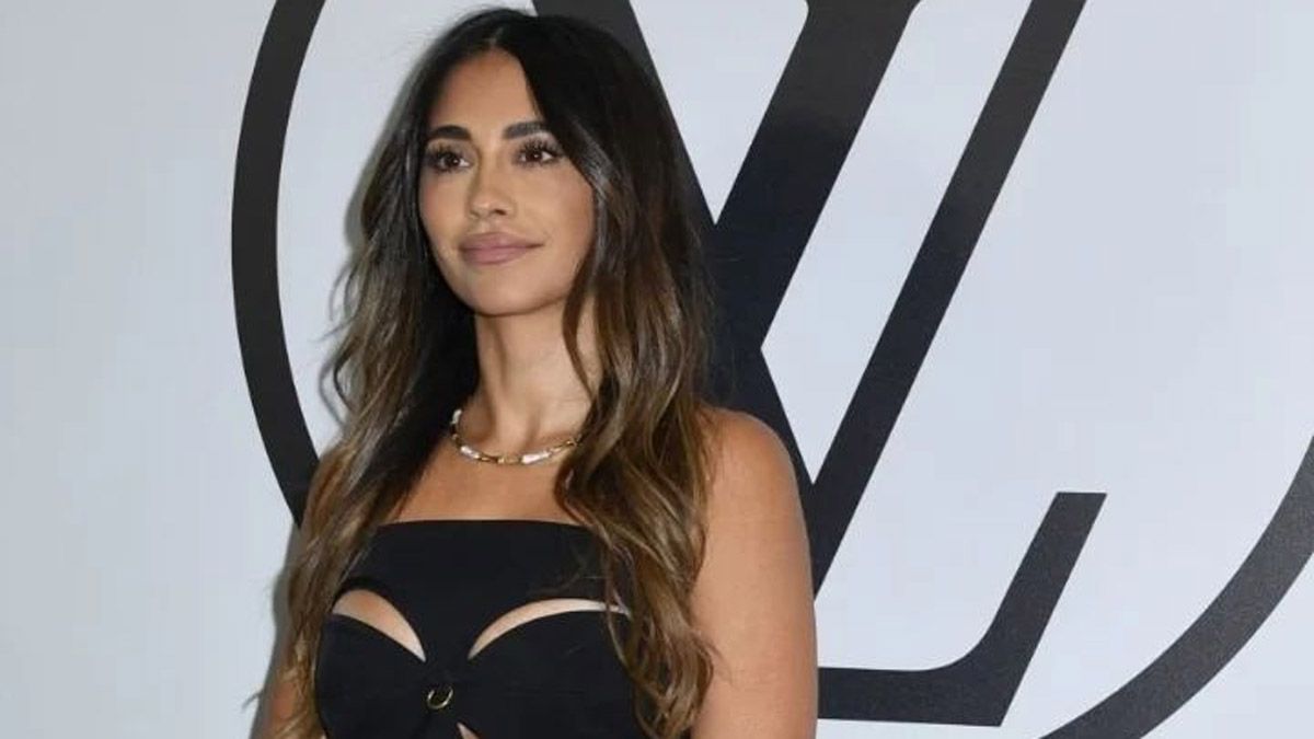 Antonela Roccuzzo y su look arrasaron en el desfile de Louis Vuitton.