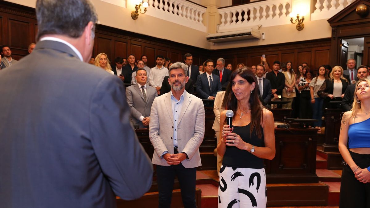 La jura de Natacha Eisenchlas. Renovó su mandato. La acompañó el intendente de la Ciudad de Mendoza, Ulpiano Suarez. La jura de Natacha Eisenchlas. Renovó su mandato. La acompañó el intendente de la Ciudad de Mendoza, Ulpiano Suarez.
