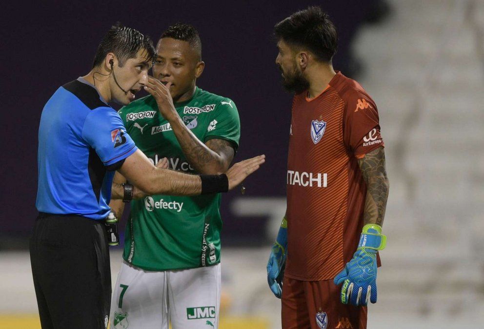 El árbitro chileno Garay fue el protagonista del triunfo de Vélez ante Deportivo Cali.