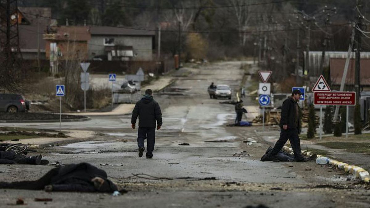 Cadáveres en las calles de Bucha, una de las ciudades ucranianas atacadas.