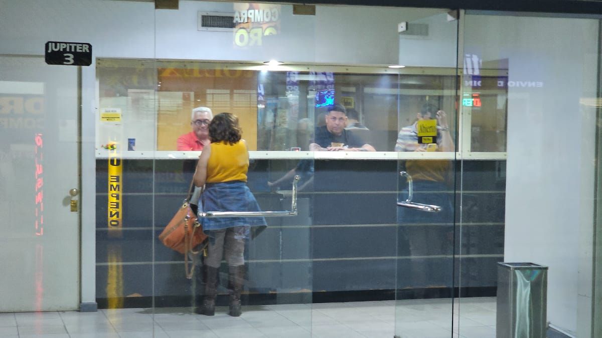 Algunos se acercaron a comprar dólares ante la escalda del blue. Algunos se acercaron a comprar dólares ante la escalda del blue.