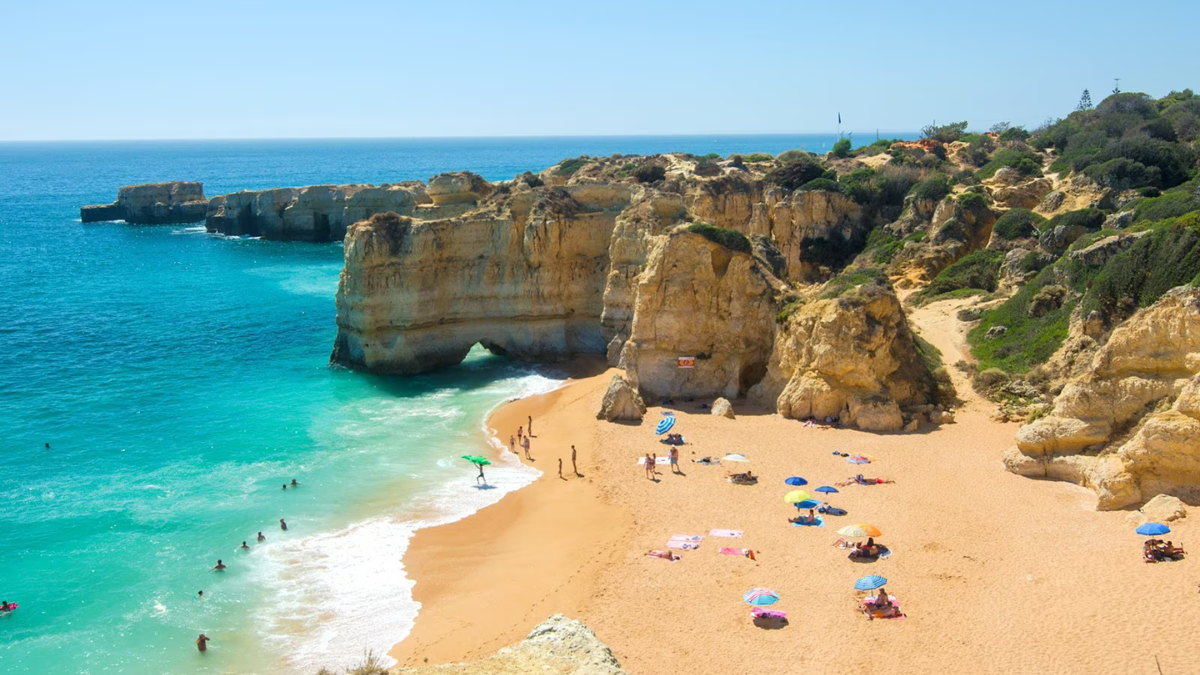 Las increíbles playas de esta costa a solo dos horas de Sevilla te sorprenderán. Las increíbles playas de esta costa a solo dos horas de Sevilla te sorprenderán.